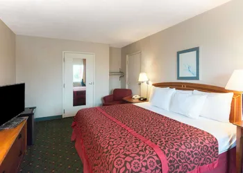 Days Inn by Wyndham Richmond hotel thumbnail 8