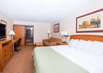 Ramada Tropics Resort & Conf Center by Wyndham Des Moines hotel thumbnail 5