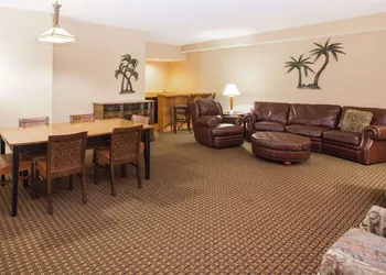 Ramada Tropics Resort & Conf Center by Wyndham Des Moines hotel thumbnail 7