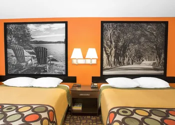Super 8 by Wyndham Clive IA hotel thumbnail 4