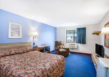 Super 8 by Wyndham Hot Springs hotel thumbnail 3