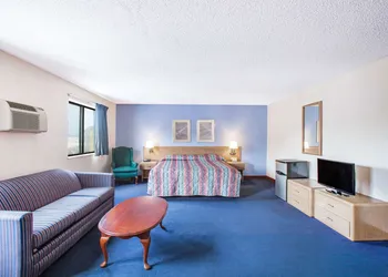 Super 8 by Wyndham Hot Springs hotel thumbnail 4
