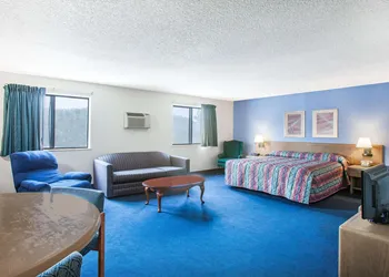 Super 8 by Wyndham Hot Springs hotel thumbnail 5
