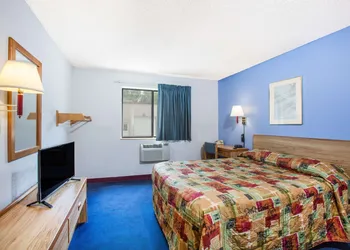 Super 8 by Wyndham Hot Springs hotel thumbnail 6