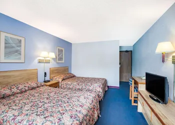 Super 8 by Wyndham Hot Springs hotel thumbnail 7