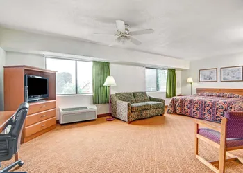 Super 8 by Wyndham Stamford/New York City Area hotel thumbnail 8
