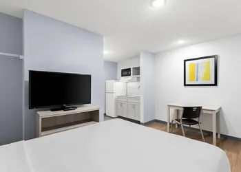 Birch Hill Suites - Lakeland hotel thumbnail 4