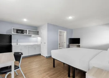 Birch Hill Suites - Lakeland hotel thumbnail 7