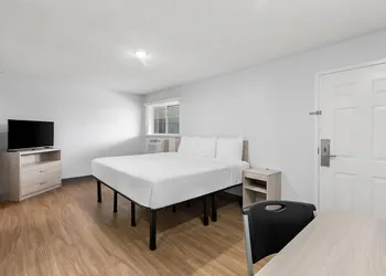 Birch Hill Suites - Lakeland hotel thumbnail 8
