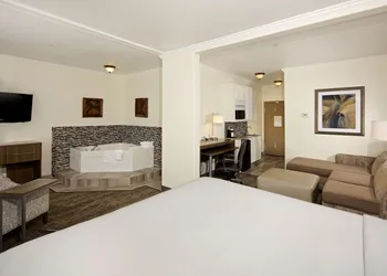 Holiday Inn Express & Suites Paso Robles by IHG hotel thumbnail 7