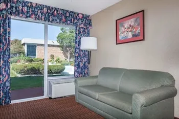 Howard Johnson by Wyndham Albany hotel thumbnail 4