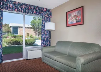 Howard Johnson by Wyndham Albany hotel thumbnail 4