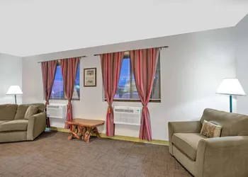Super 8 by Wyndham Ticonderoga hotel thumbnail 2