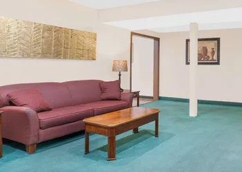 Super 8 by Wyndham Middletown hotel thumbnail 2