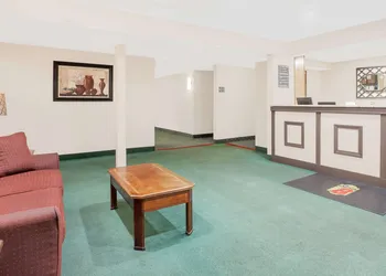 Super 8 by Wyndham Middletown hotel thumbnail 3