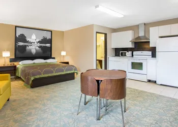 Super 8 by Wyndham Waldorf hotel thumbnail 3
