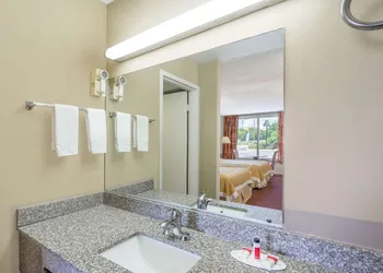 Days Inn by Wyndham Hurricane Mills hotel thumbnail 6