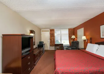 Days Inn by Wyndham Hurricane Mills hotel thumbnail 8