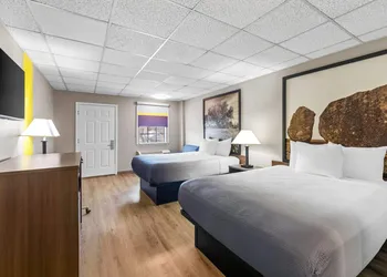 Super 8 by Wyndham Fredericksburg hotel thumbnail 5