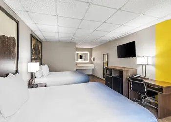 Super 8 by Wyndham Fredericksburg hotel thumbnail 6