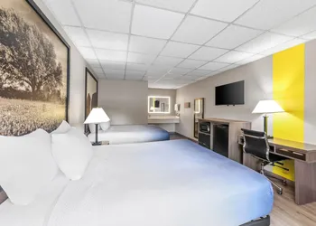 Super 8 by Wyndham Fredericksburg hotel thumbnail 7
