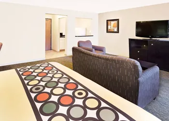 Super 8 by Wyndham Mt. Pleasant hotel thumbnail 3