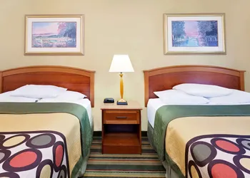 Super 8 by Wyndham Mt. Pleasant hotel thumbnail 5