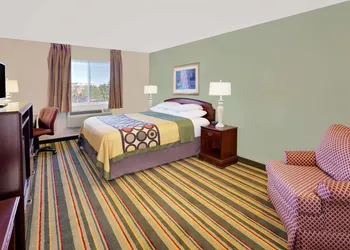 Super 8 by Wyndham Mt. Pleasant hotel thumbnail 6