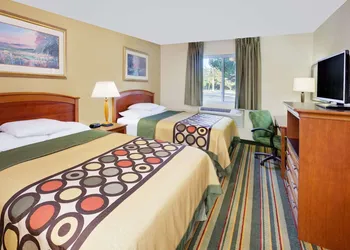 Super 8 by Wyndham Mt. Pleasant hotel thumbnail 8