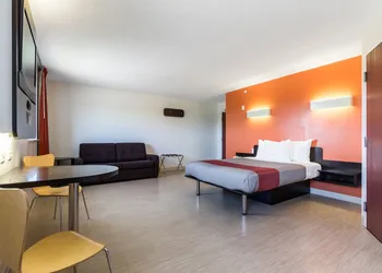 Motel 6 Kingston, ON hotel thumbnail 7