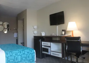 Howard Johnson by Wyndham Kingston hotel thumbnail 5
