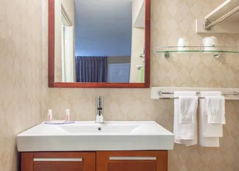 Howard Johnson by Wyndham Kingston hotel thumbnail 7