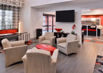 Hampton Inn & Suites DuPont hotel thumbnail 4