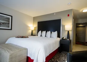Hampton Inn & Suites DuPont hotel thumbnail 5