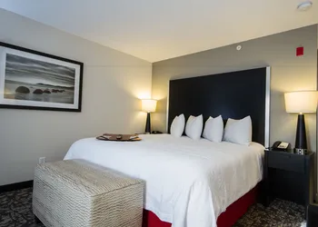 Hampton Inn & Suites DuPont hotel thumbnail 8