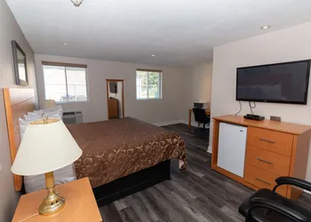 Borden Inn & Suites hotel thumbnail 2