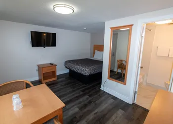Borden Inn & Suites hotel thumbnail 3
