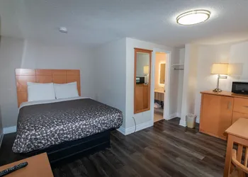 Borden Inn & Suites hotel thumbnail 4