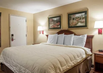Econo Lodge Newton hotel thumbnail 5