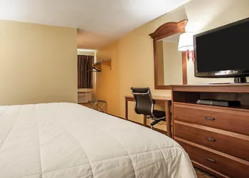 Econo Lodge Newton hotel thumbnail 7