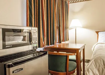 Econo Lodge Newton hotel thumbnail 8