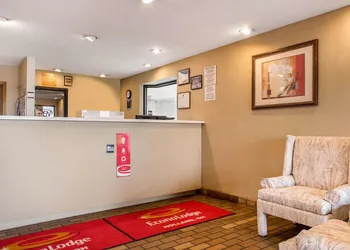 Econo Lodge Holland - Toledo hotel thumbnail 2