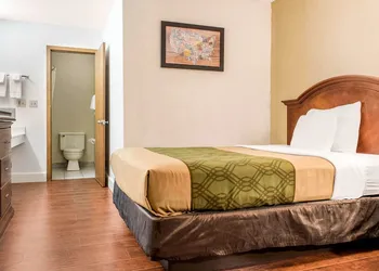 Econo Lodge Holland - Toledo hotel thumbnail 4
