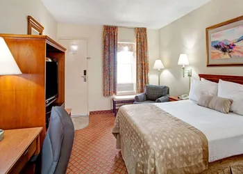Ramada by Wyndham West Memphis hotel thumbnail 3