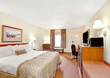 Ramada by Wyndham West Memphis hotel thumbnail 4