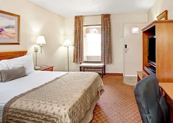 Ramada by Wyndham West Memphis hotel thumbnail 5