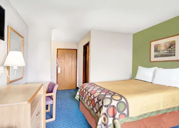 Super 8 by Wyndham West Memphis hotel thumbnail 5