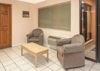 Days Inn by Wyndham Kingdom City hotel thumbnail 2