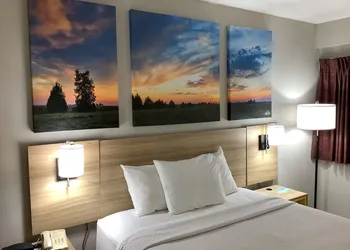 Days Inn by Wyndham Kingdom City hotel thumbnail 3