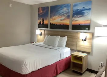 Days Inn by Wyndham Kingdom City hotel thumbnail 4
